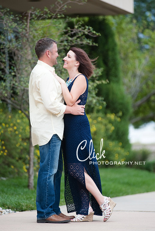 What to wear for engagement portraits (www.clickphotography.net)